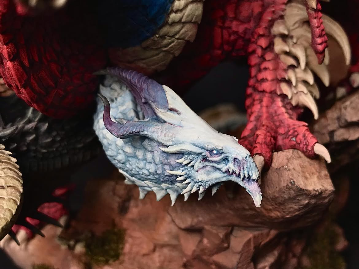 Cabeça de gelo de miniatura de Tiamat, dragão de várias cabeças, com escamas brancas e chifres roxos